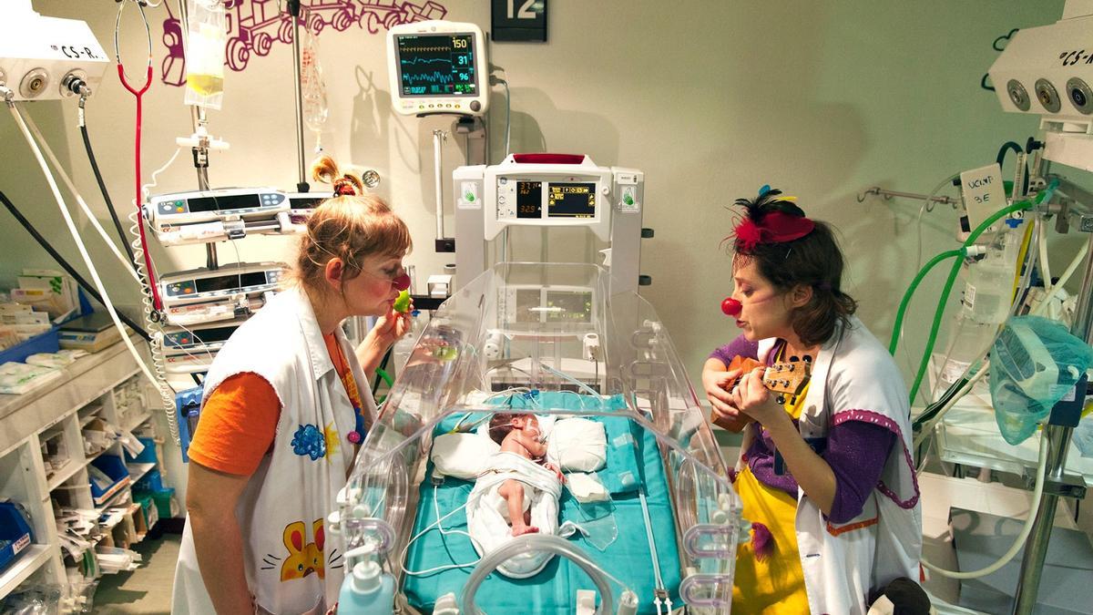 Payasospital busca financiación para su programa de música para bebés prematuros.