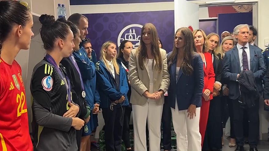 La princesa Leonor y la infanta Sofía muestran su apoyo a la selección femenina tras la final de la Eurocopa