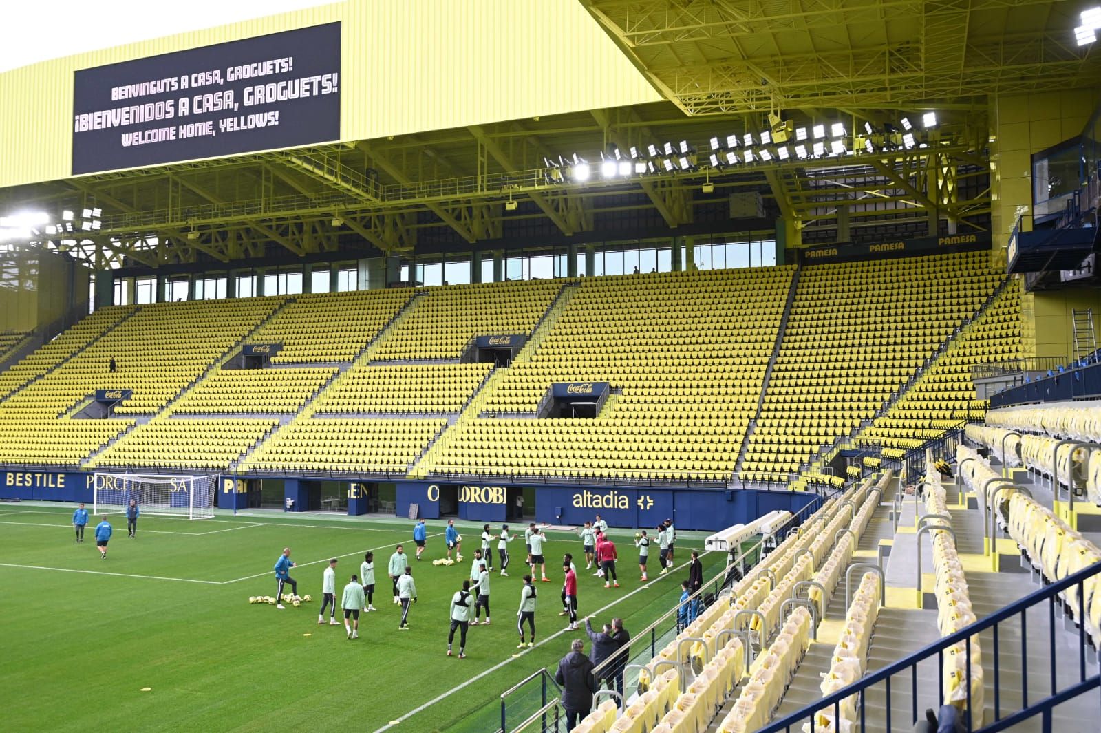 Así ha sido el reencuentro de la plantilla del Villarreal con el 'nuevo' Estadio de la Cerámica