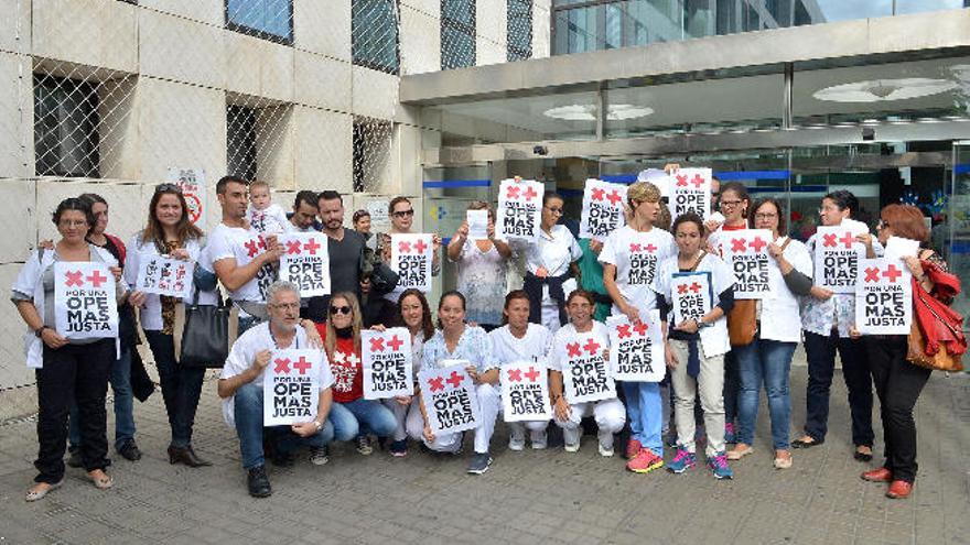 Trabajadores del Servicio Canario de la Salud (SCS) protestan en la puerta del Hospital Insular en la primera jornada de huelga.