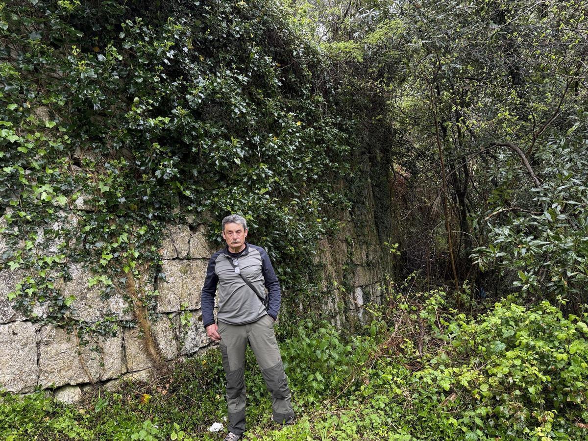 José Luis Valdés Monedero, en el lugar en el que cayó, junto a la carretera de la playa de La Franca.