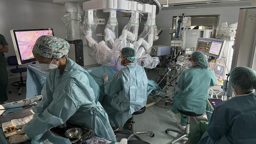 Condenan a Muface a pagar 31.000 euros a la viuda de un vigués por una cirugía robótica que se negó a costear
