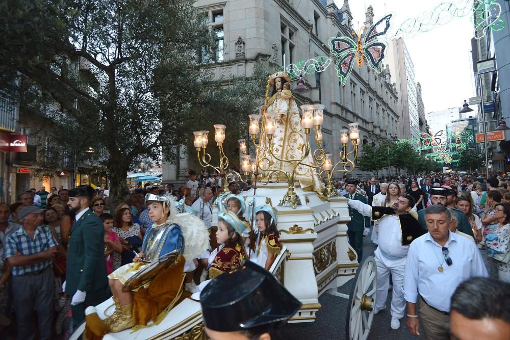 La imagen de la patrona de la provincia recorrió las calles del centro arropada por cientos de personas.