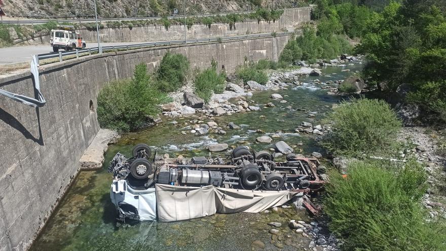 Fallece un camionero en Salinas (Huesca) tras precipitarse al río Cinca