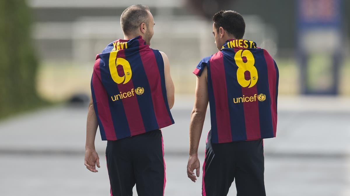 Sant Joan Despi      03 06 2015      Deportes     Andres Iniesta y Xavi Hernandez intercanviando sus camisetas las horas previas a su ultimo partido juntos en la plantilla del FC Barcelona        Fotografia de Jordi Cotrina