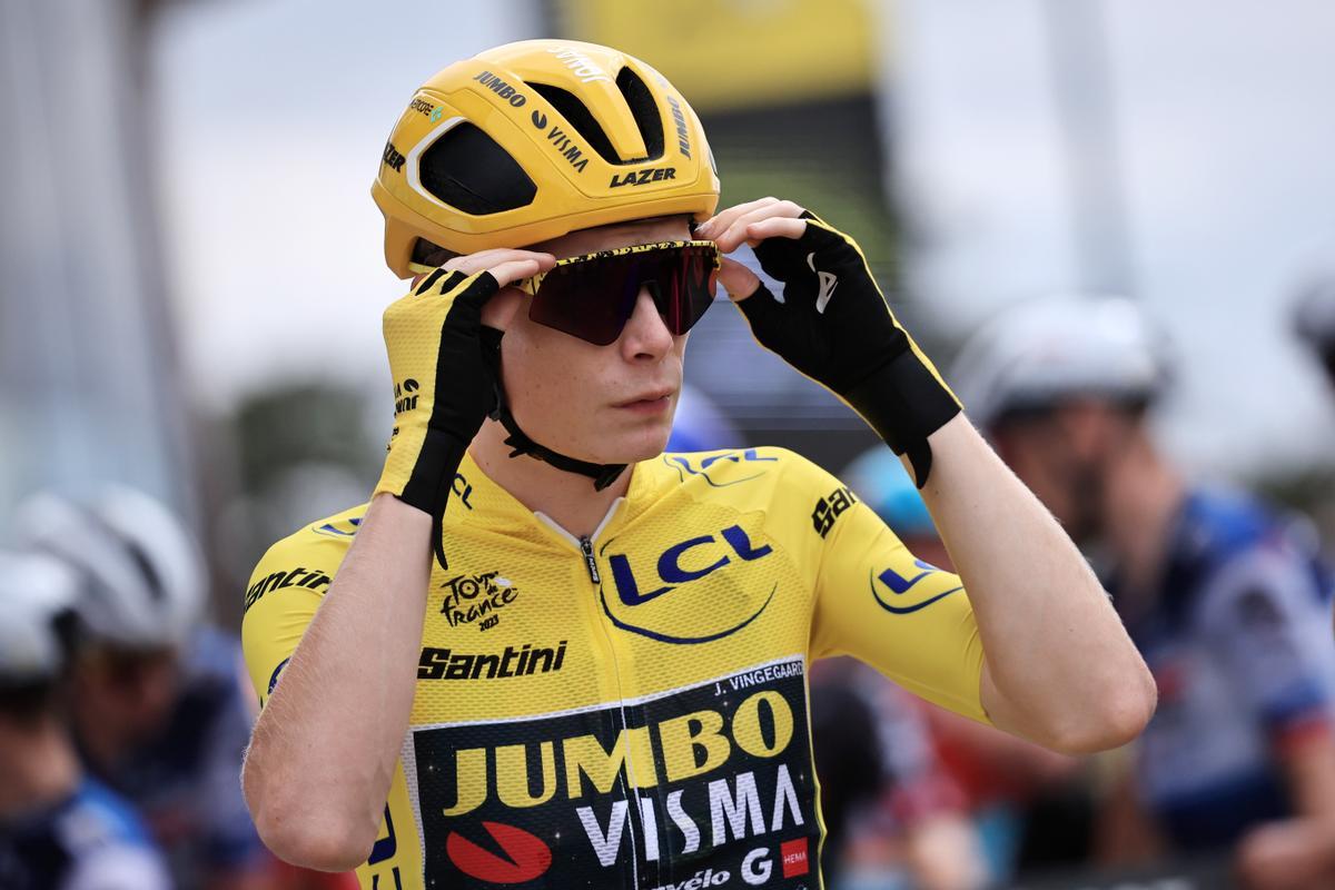 Combloux (France), 23/07/2023.- Yellow Jersey overall leader Danish rider Jonas Vingegaard of team Jumbo-Visma adjusts his glasses before the start of the 21st and final stage of the Tour de France 2023 over 115kms from Saint-Quentin-en-Yvelines to Paris Champs-Elysee, France, 23 July 2023. (Ciclismo, Francia) EFE/EPA/CHRISTOPHE PETIT TESSON