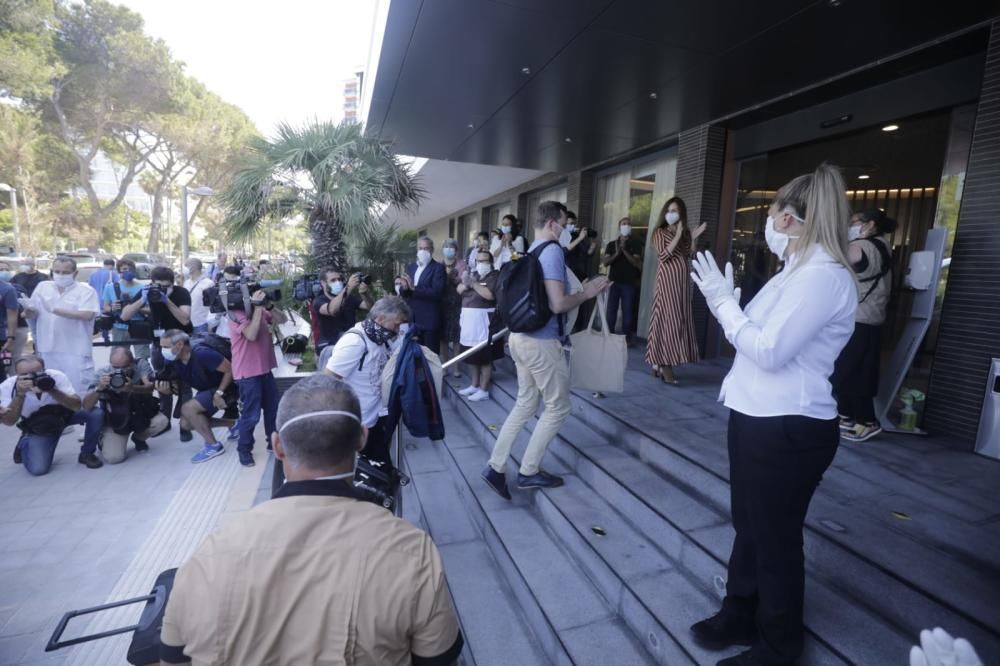 Llegada de los primeros turistas del plan piloto a los hoteles de la Platja de Palma.