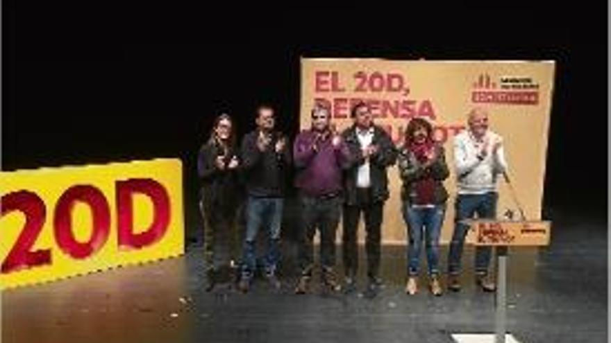 Els candidats i membres d&#039;ERC amb Junqueras, ahir al Lloret.