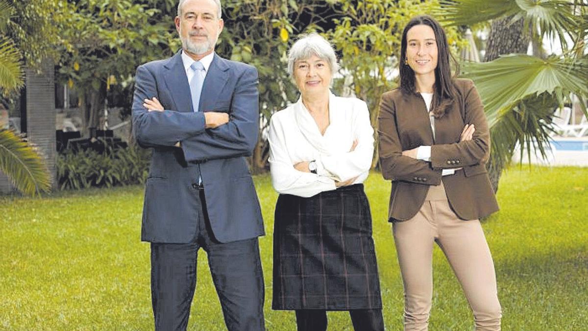 Luis y Carmen Riu, consejeros delegados, y Naomi Riu, directora financiera.