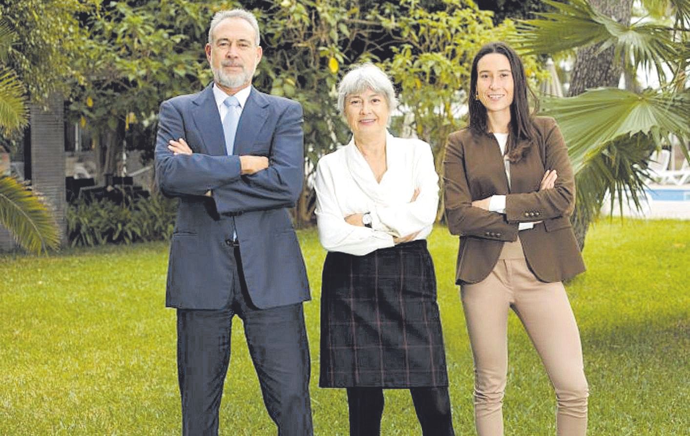 Luis y Carmen Riu, consejeros delegados, y Naomi Riu, directora financiera.