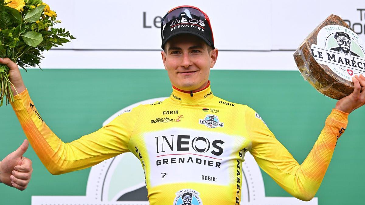 Carlos Rodríguez, de amarillo, tras ganar el Tour de Romandía