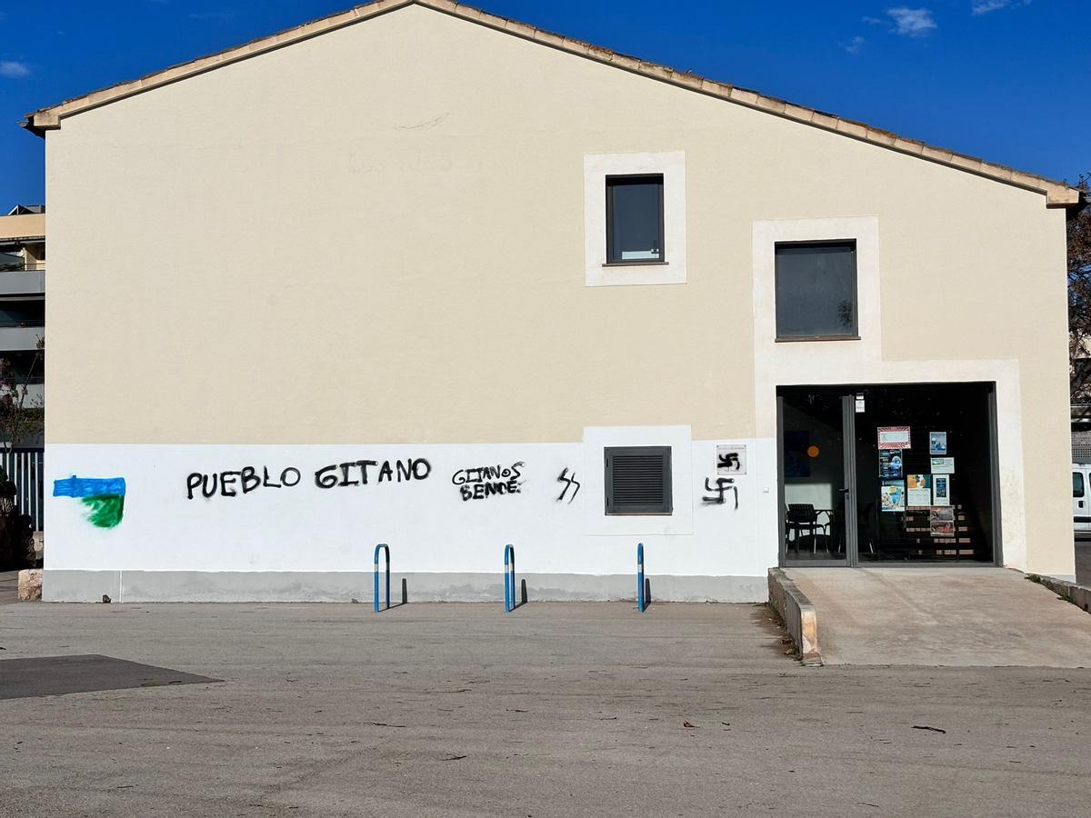30 de marzo, aparecen nuevas pintadas en el casal de barri del Molinar