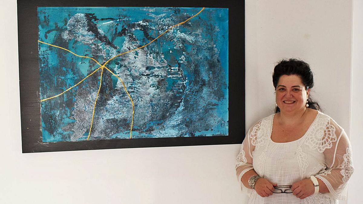 Josefina Torres junto a uno de los cuadros de la exposición.  | D.I