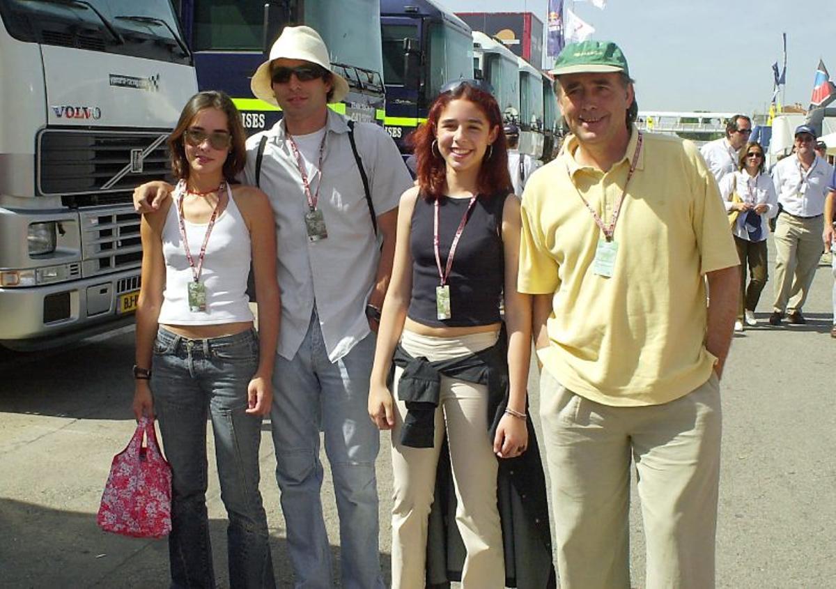 Candela Serrat, en la única foto que tenemos con su padre (y su hermana, María), en 2002 en Montmeló