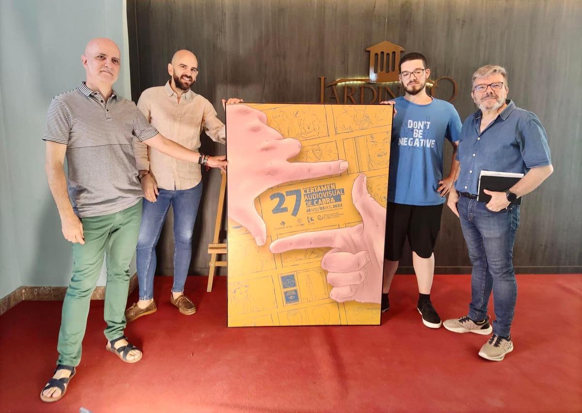 José Pérez, Ángel Moreno, Daniel Romero y Francisco José Díaz, ante el cartel de la nueva edición del certamen.