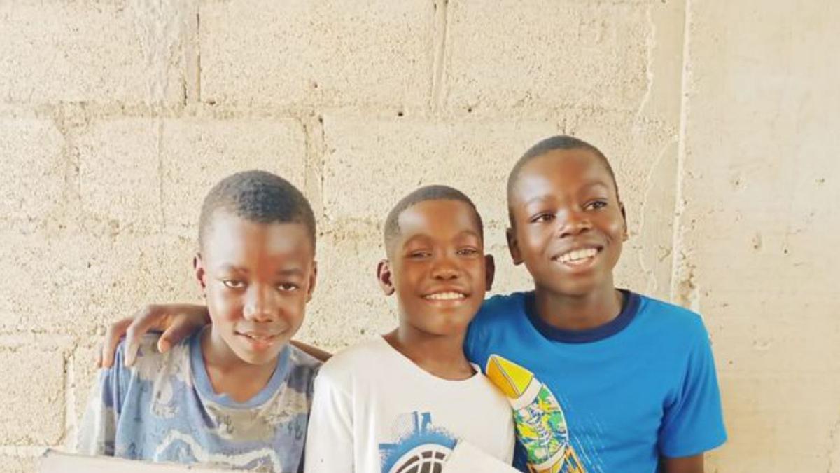 Tres niños del campamento de este verano.