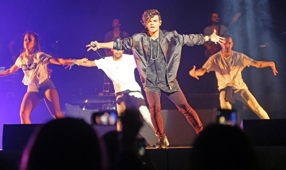 El cantante gaditano ofreció un concierto en el Auditorio Mar de Vigo ante sus incondicionales seguidoras