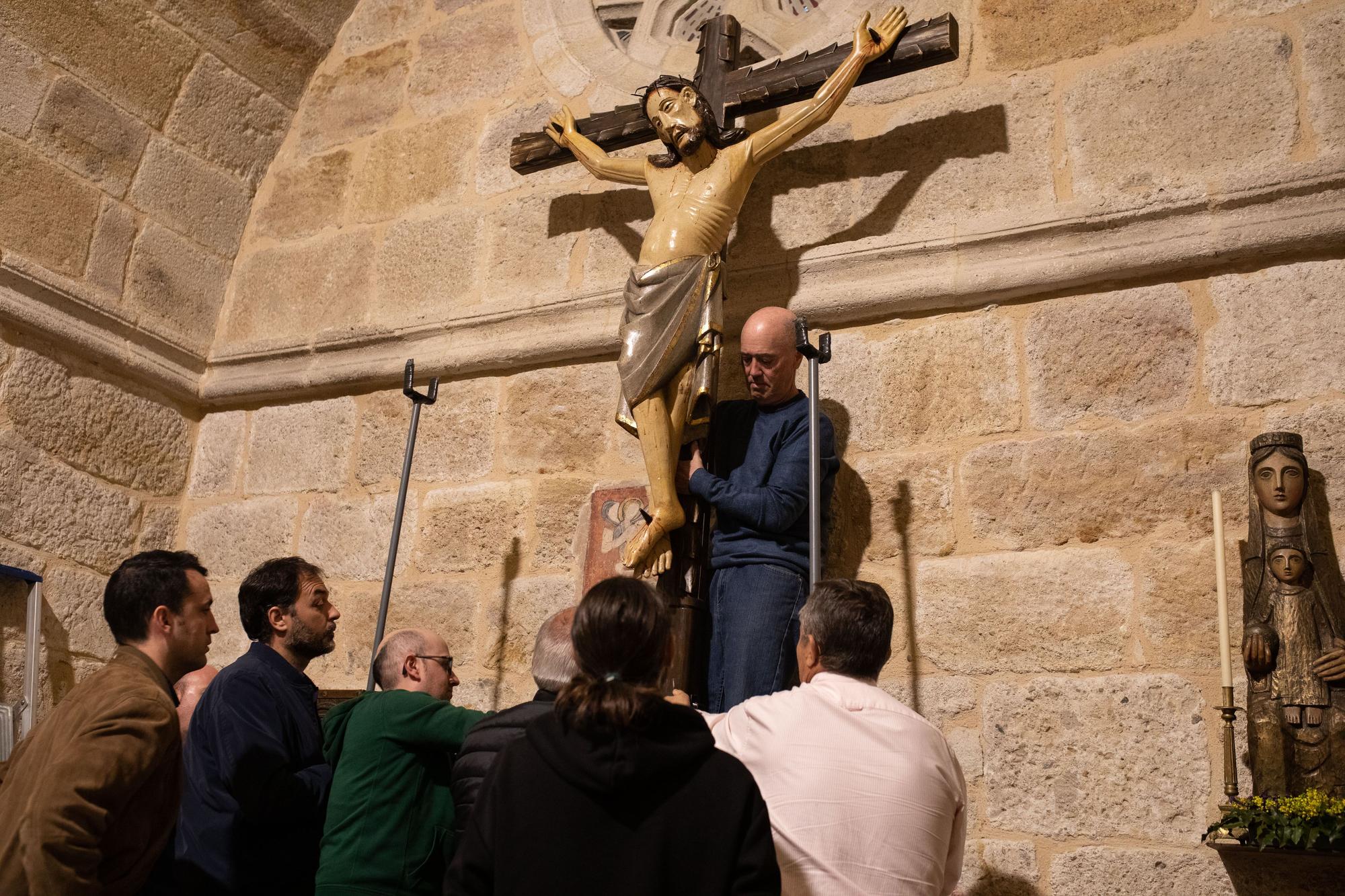 La Hermandad Penitencial del Espíritu Santo baja el Cristo para el besapiés