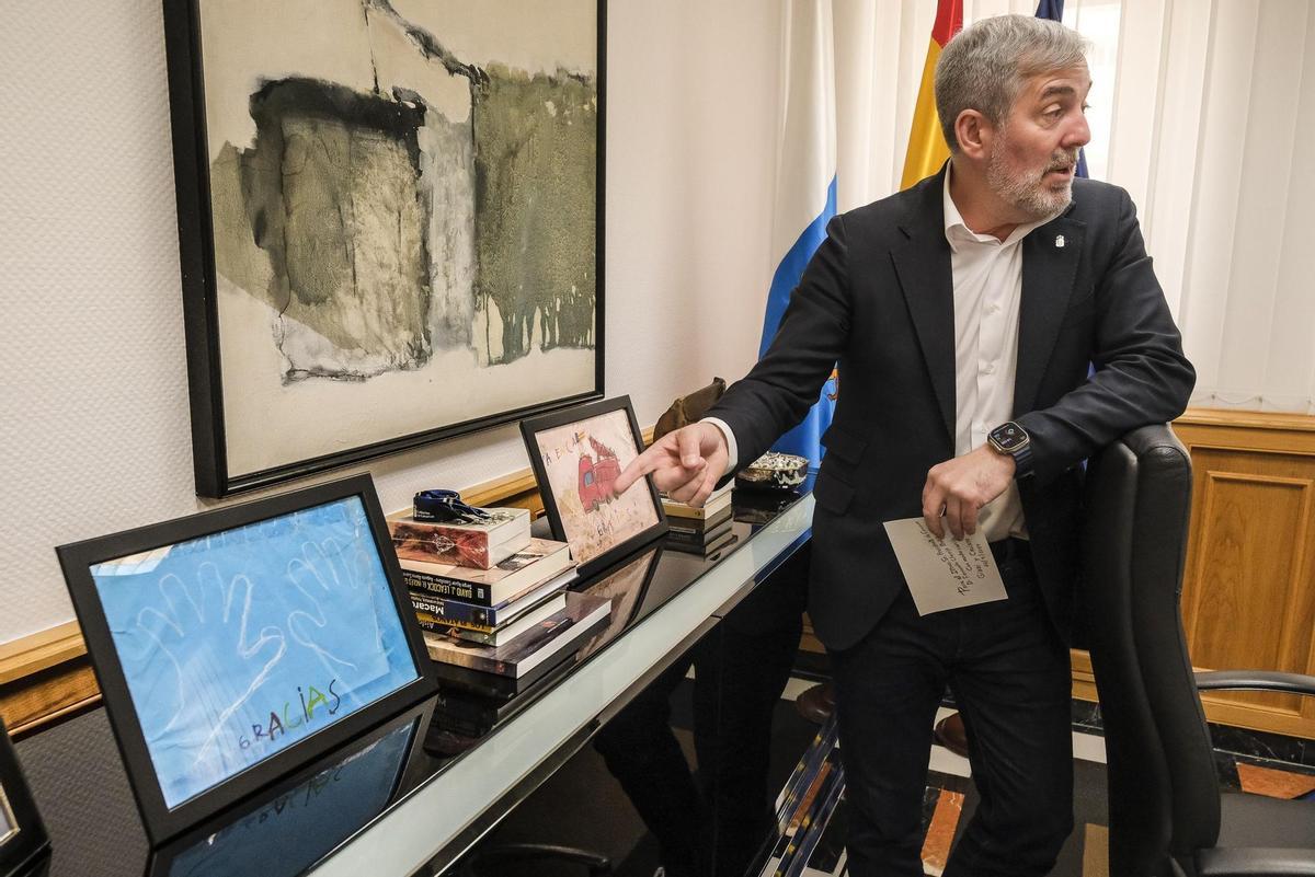 Clavijo muestra los dibujos que los niños valencianos entregaron a los bomberos voluntarios de Canarias.