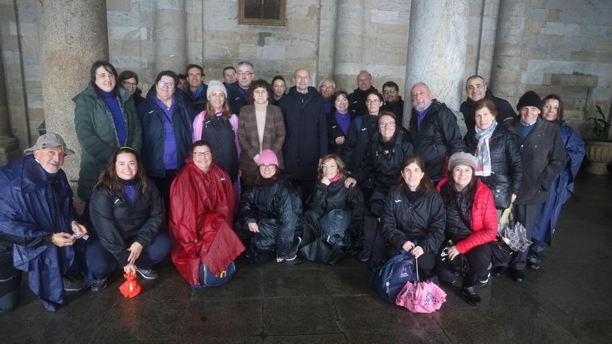 Peregrinación de la Asociación de Mujeres Afectadas de Cáncer de Mama de Aspe y reparto solidario de Las Manos de Mocho