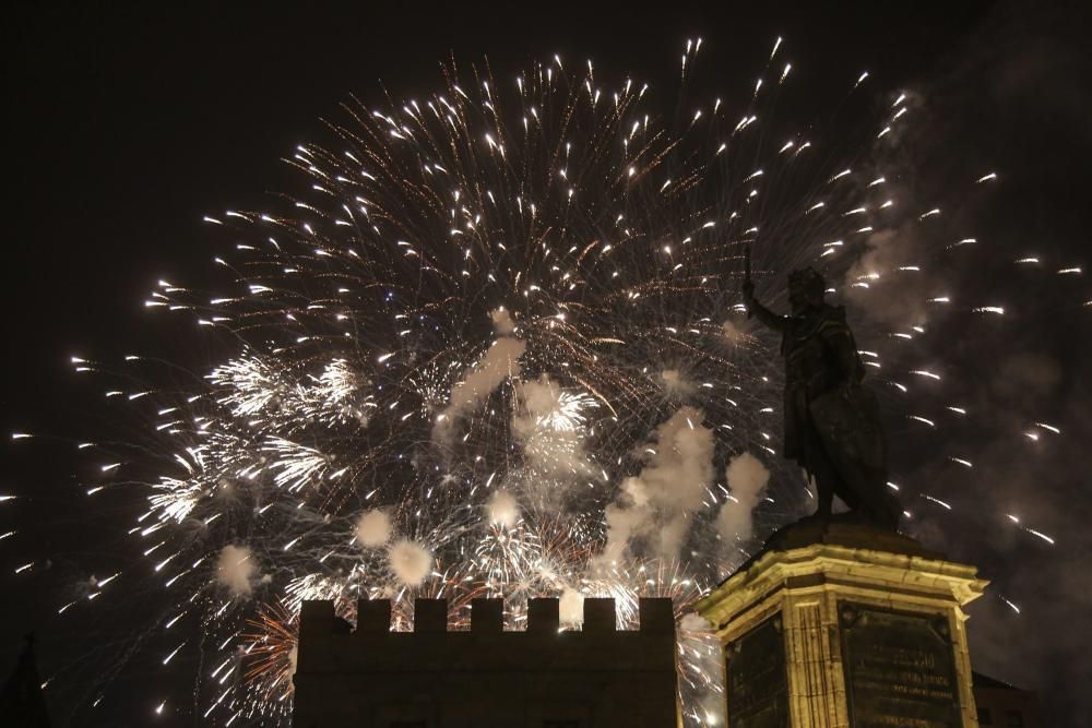 Espectáculo pirotécnico en las fiestas de Begoña, en Gijón.