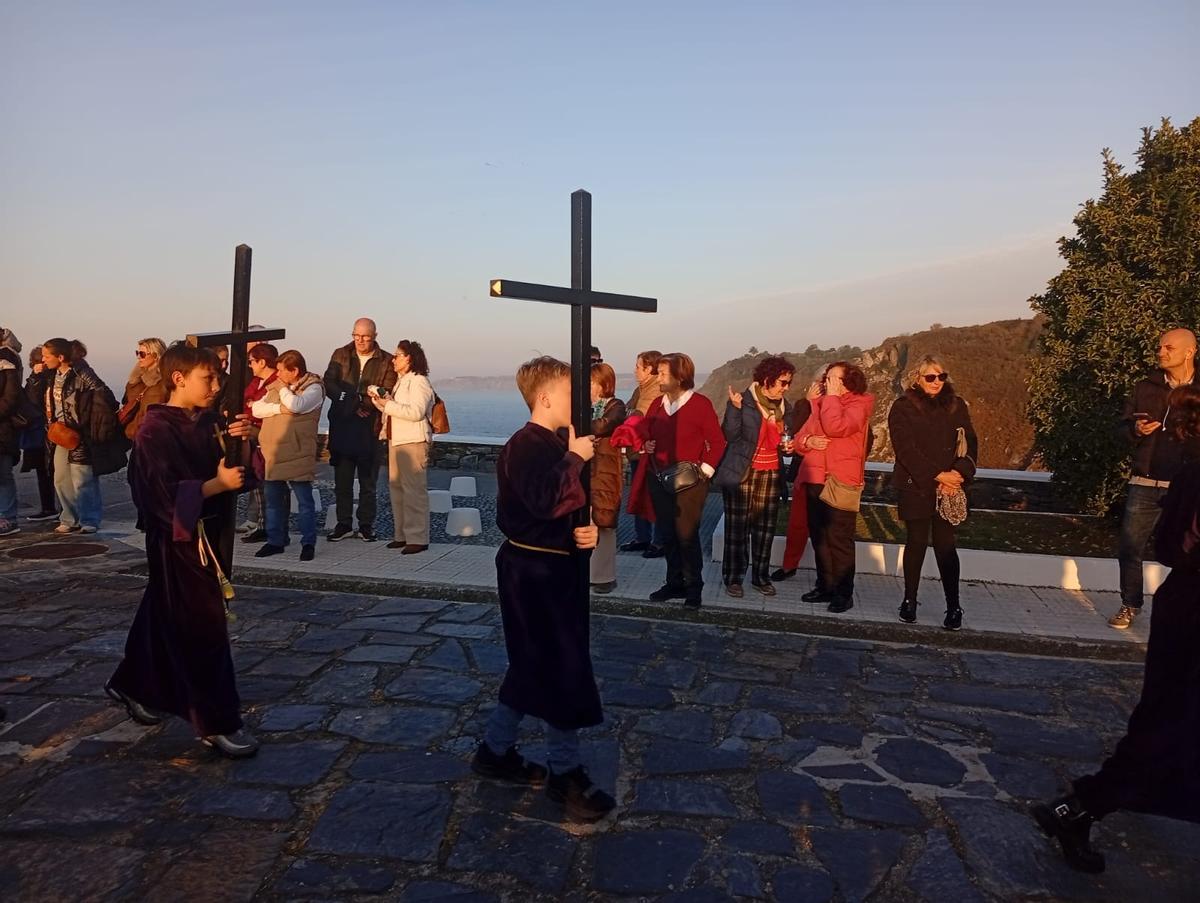 En imágenes: La procesión de bajada marca el inicio de la Semana Santa en Luarca