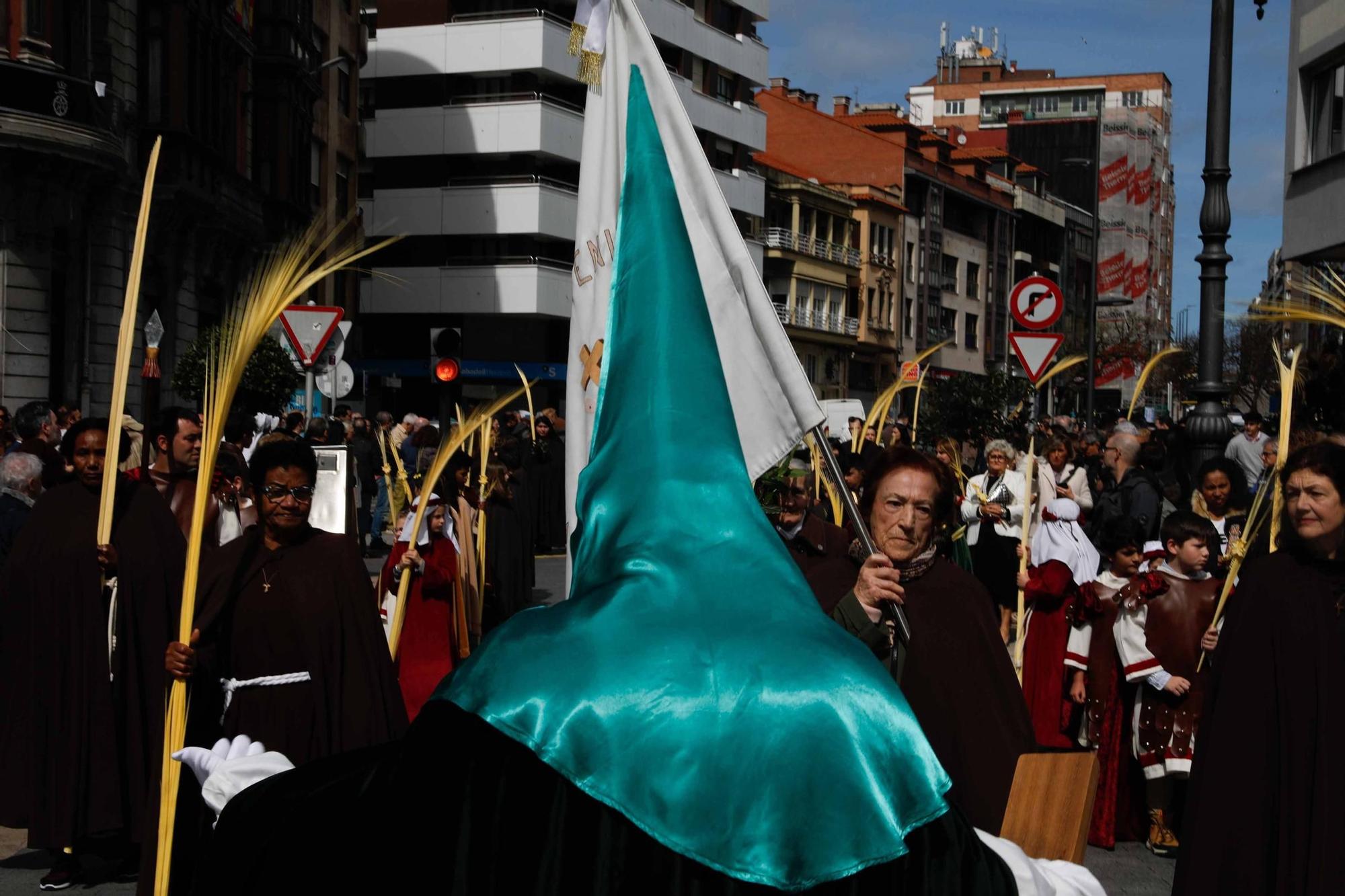 Multitudinaria bendición de ramos y procesión de La Borriquilla en Avilés