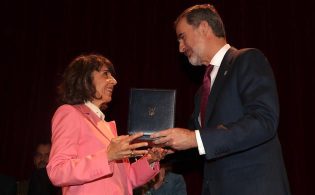 El Rey Felipe VI entrega, emocionado, el premio a título póstumo a la trayectoria empresarial a Plácido Arango