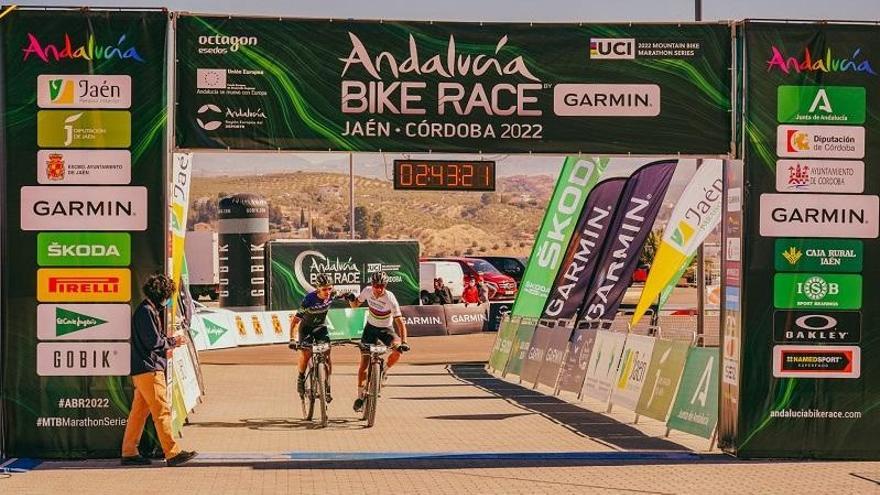 Andrea Seewald y Martin Stosek, ganadores de la primera etapa de la Andalucía Bike Race.