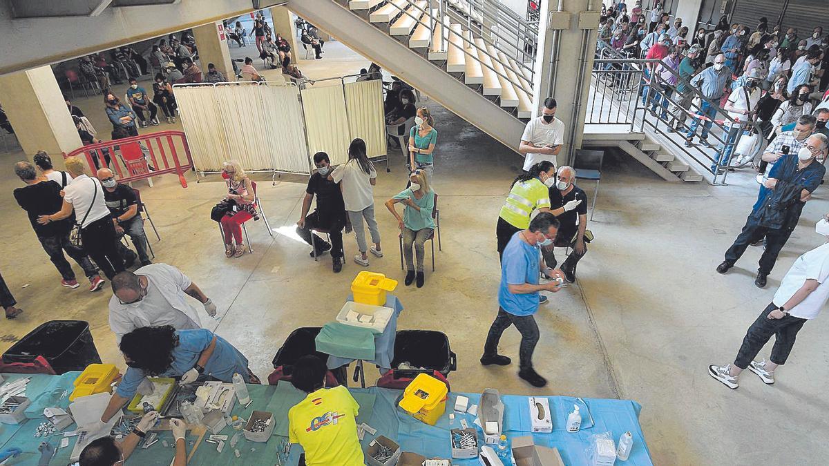 Colas en el estadio Enrique Roca de Murcia, ayer, para recibir las dosis de la vacuna contra el coronavirus.