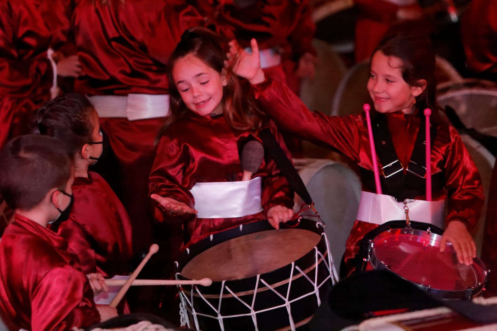 Els Tambors de Passió hacen vibrar Almassora en una noche mágica