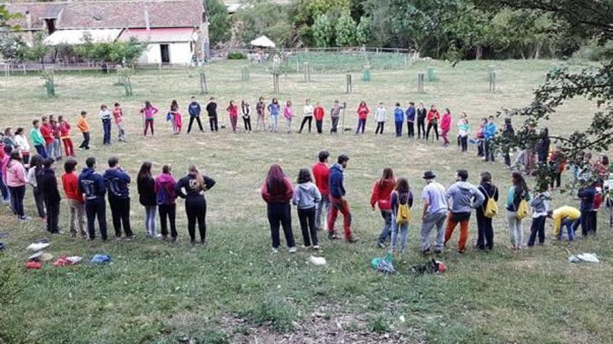 Los alumnos de los Salesianos en el campamento.