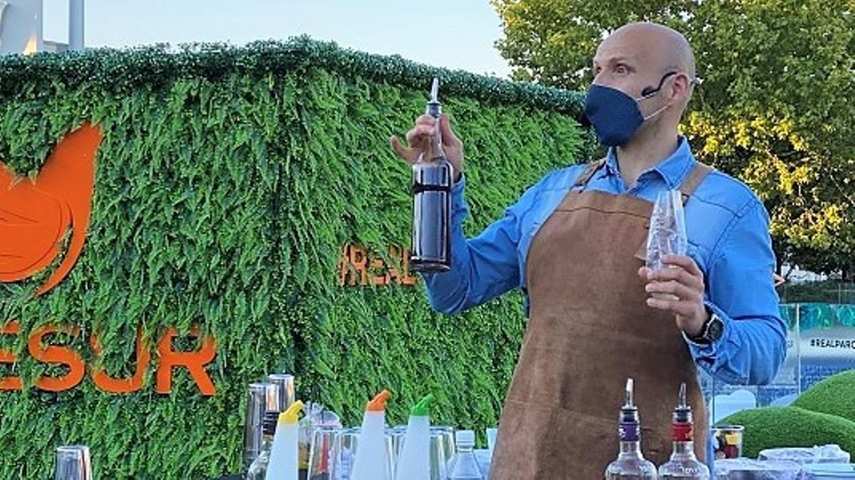 El 'barman' Sergio Alba, durante el taller de coctelería que imparte en Parquesur.