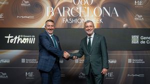 El conseller Miquel Sàmper y el alcalde de Barcelona, Jaume Collboni, en su visita a la 080 Barcelona Fashion, en Sant Pau, este jueves