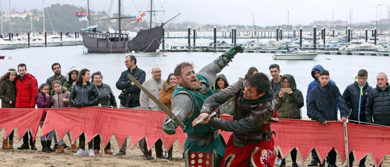 Un momento del torneo medieval de la Festa da Arribada, en la playa de A Ribeira.   | // MARTA G. BREA