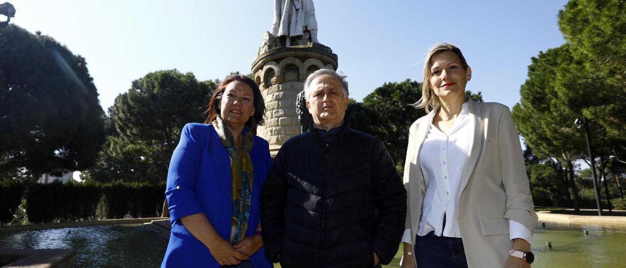 Marco, Juárez y Martín, frente a la estatua del Batallador, en Zaragoza.