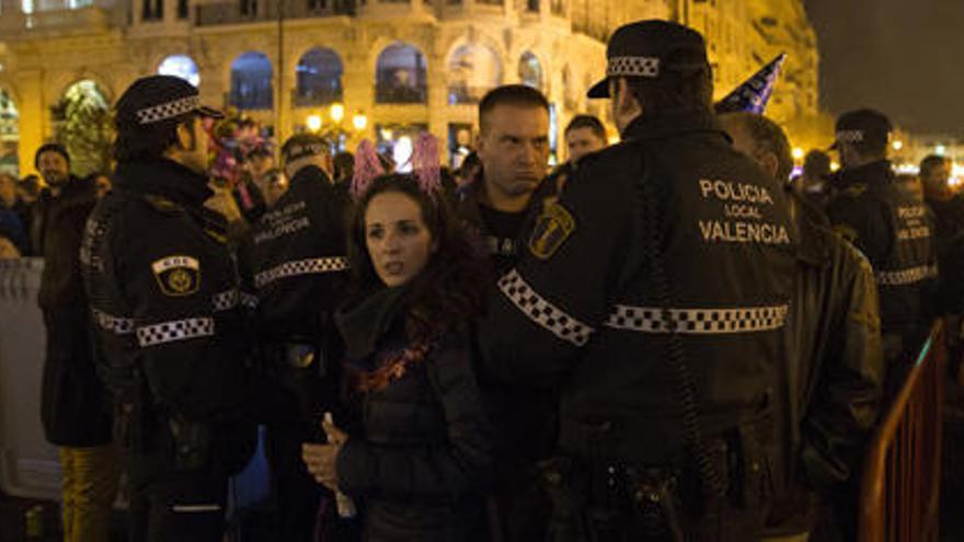 Controles de la Policía Local de Valencia en la plaza del Ayuntamiento.