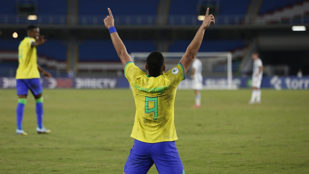 Vítor Roque celebra un gol con Brasil.
