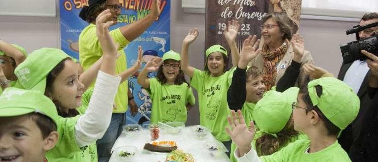 La conselleira Rosa Quintana en el aula de cocina. // Brais Lorenzo