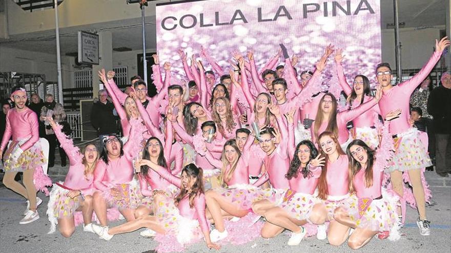 Las collas inundan de creatividad los principales viales de AlcossebreSClB