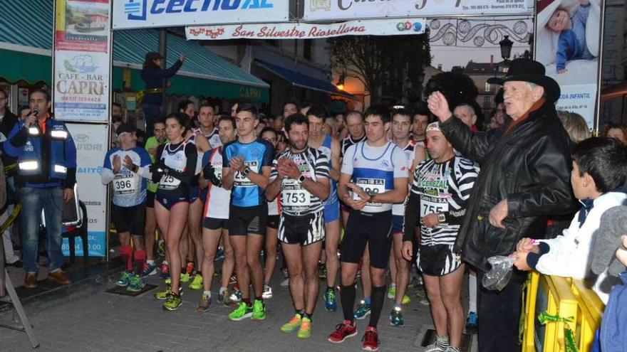 Saturnino Cerra, a la derecha, da la salida en la prueba de Ribadesella.