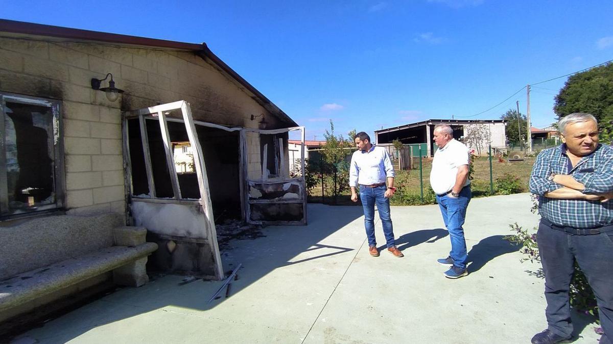 Pablo Areán visitó el cobertizo incendiado ayer en Pareizo.   | // GES LALÍN