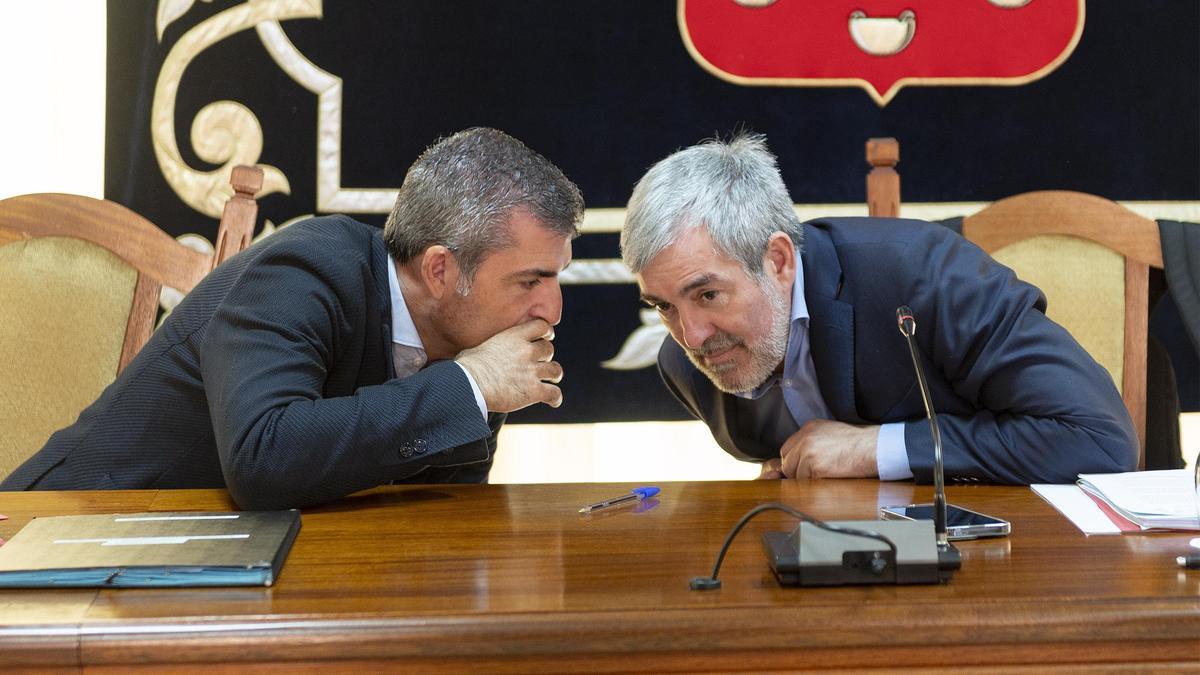 Fernando Clavijo habla con Manuel Domínguez en el Consejo de Gobierno en Lanzarote.