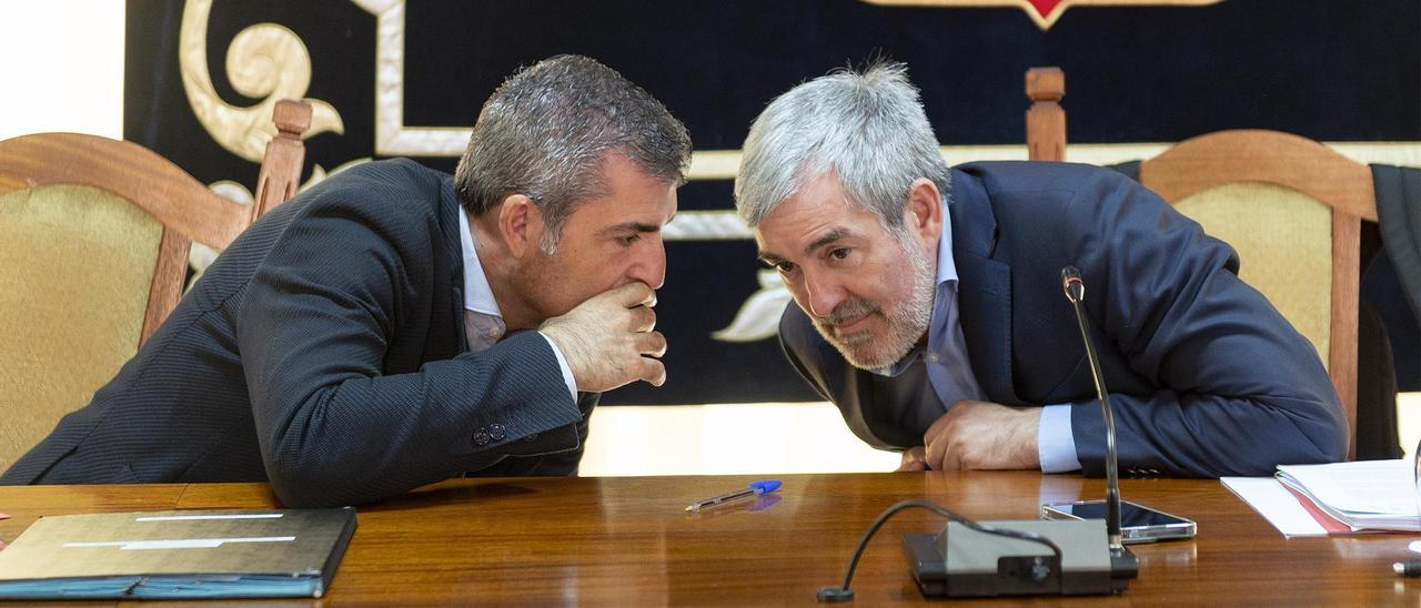 Fernando Clavijo habla con Manuel Domínguez en el Consejo de Gobierno en Lanzarote.