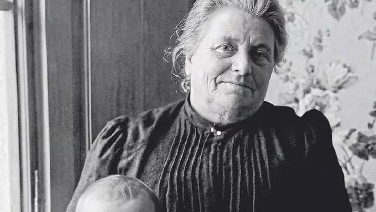 La abuela de Salvador Dalí, Teresa Cusí Marcó, posiblemente con el hermano de Salvador Dalí.
