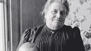 La abuela de Salvador Dalí, Teresa Cusí Marcó, posiblemente con el hermano de Salvador Dalí.