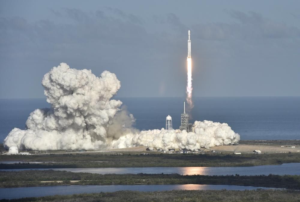 SpaceX lanza el cohete más poderoso del mundo rumbo a Marte