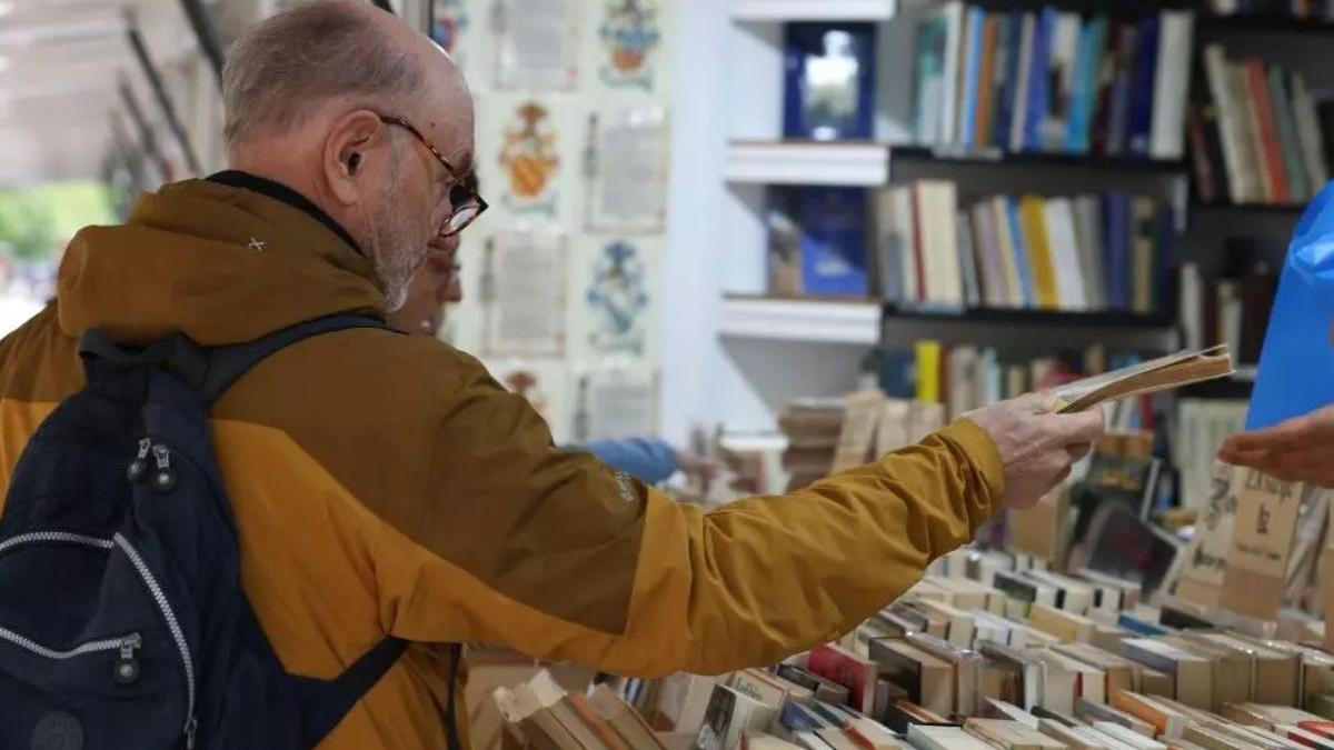 Una librera gallega estalla contra la estafa de un autor.