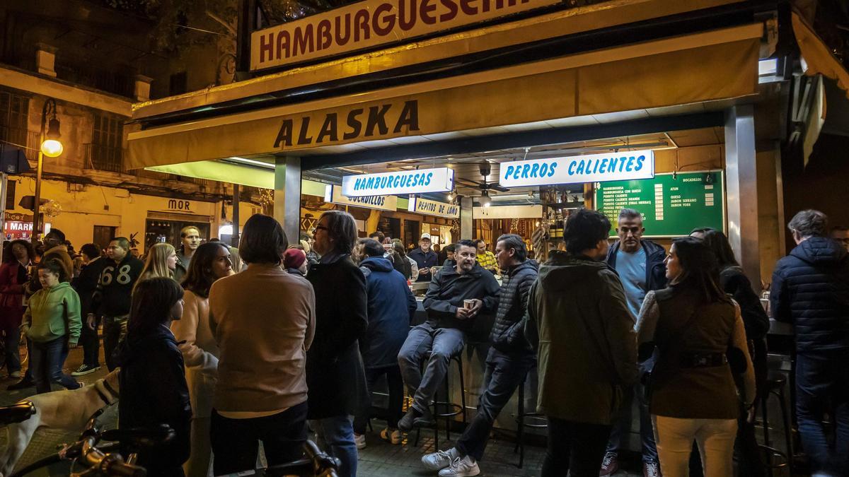 VÍDEO | El Bar Alaska se queda donde siempre: la esquina de la plaza del Mercat mantendrá la histórica hamburguesería de Palma