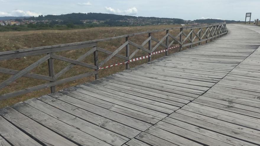 La barandilla de la pasarela en la playa de A Lanzada ya ha sido repuesta.   | // FDV